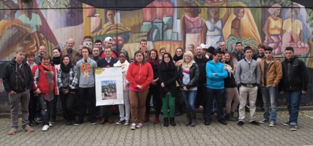 Die Teams präsentieren ihre Ergebnisse und Erfahrungen beim zweiten Netzwerktreffen in Düsseldorf