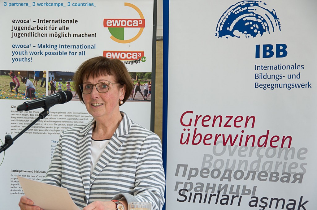 Elke Wegener, Geschäftsführerin des IBB e.V. bedankt sich bei den Aktiven für ihr Engagement. (Foto: Rolf van Raden/IBB e.V.)